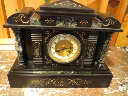 4735 - Hodiny stolni cerny mramor se sloupky 1910 Francie  funkcni  40 x 14 cm , V - 32 cm  -  10 000 kc